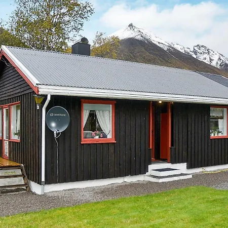 Three-bedroom Holiday In Fjell Holiday home Saebo (More og Romsdal)