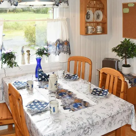 Three-bedroom Holiday In Fjell Holiday home Saebo (More og Romsdal)